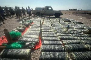 قوات الحملة الأمنية المشتركة تضبط قاربًا يحمل صواريخ وذخائر مهربة قرب باب المندب