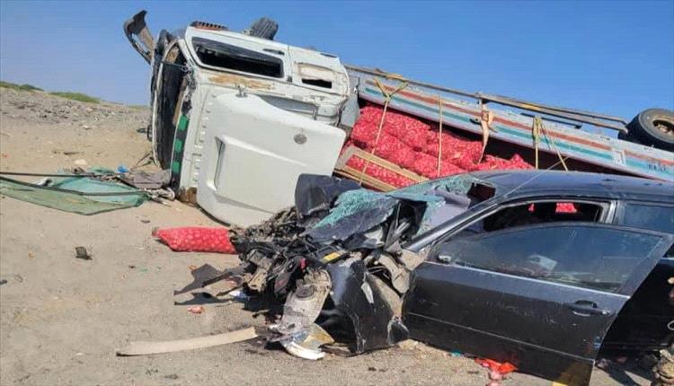 وفاة سائق كورولا إثر تصادم مروّع مع شاحنة على خط عدن–أبين