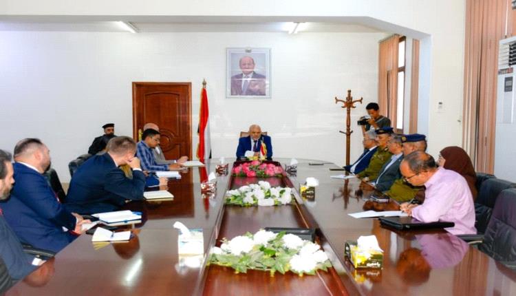 محافظ تعز يبحث مع فريق أممي جهود بناء السلام وتعزيز الاستقرار في المحافظة