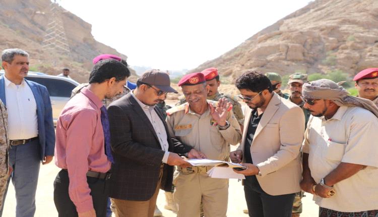 محافظ حضرموت وقائد المنطقة العسكرية الثانية يطلعان على مخطط أراضي شهداء حضرموت