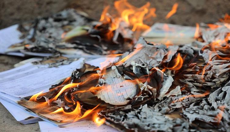 مصلحة الأحوال المدنية تتلف أوراقاً ثبوتية قديمة ضبطت أثناء تهريبها من مناطق ميليشيات الحوثي الارهابية