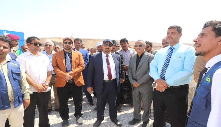 محافظ حضرموت يضع حجر الأساس لمشروع المياه بالطاقة المتجددة بمديرية الديس الشرقية