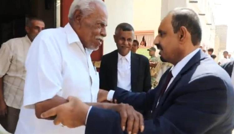 محافظ حضرموت  يزور "العميد الركن أحمد الكلالي" أول حضرمي تخرج من الكلية الحربية بمصر