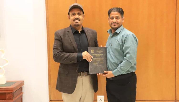 محافظ حضرموت الأستاذ مبخوت بن ماضي يتسلم رسالة ماجستير  تدعو لمعالجة القصور القانوني في المسؤولية الجنائية لذوي العاهة العقلية