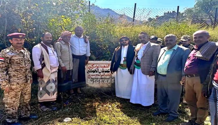 الشيخ صهيب البركاني يزور قبر الشهيد اللواء عدنان الحمادي ومعه قيادات عسكرية ومدنية