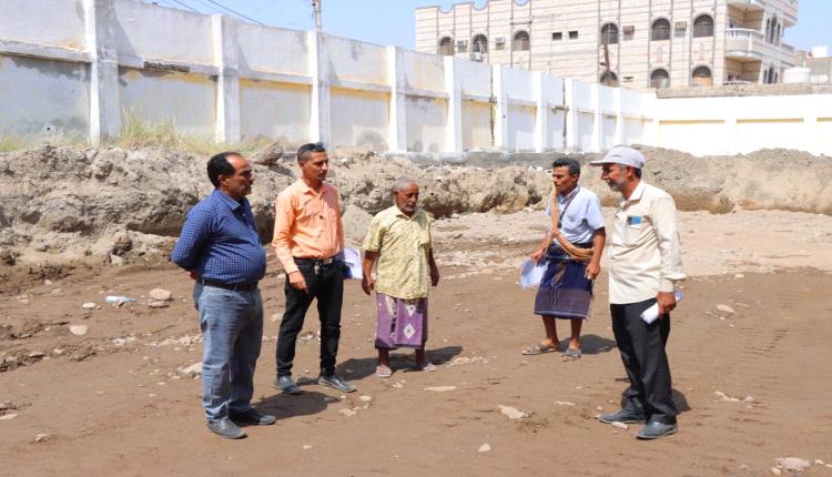 مدير عام مديرية خورمكسر يتفقد أعمال بناء فصول إضافية  في ثانوية عبدالباري للبنات