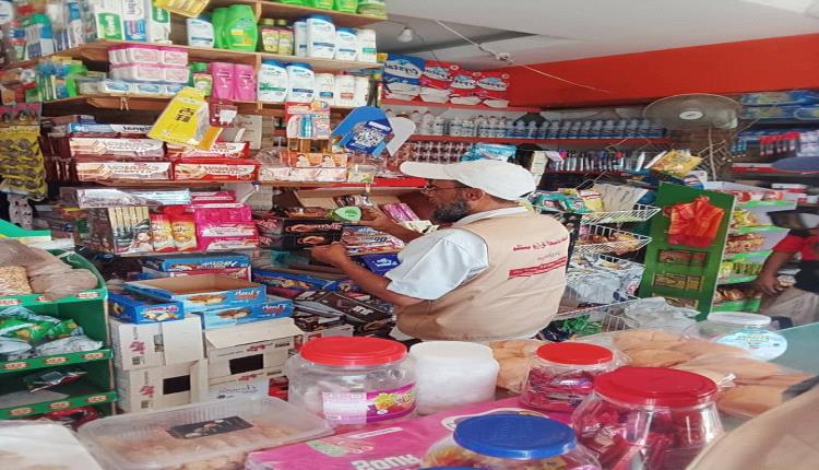 مكتب الصناعة والتجارة بخورمكسر يواصل  تنفيذ نزولاته الميدانية لمراقبة الأسعار وضبط السلع المنتهية