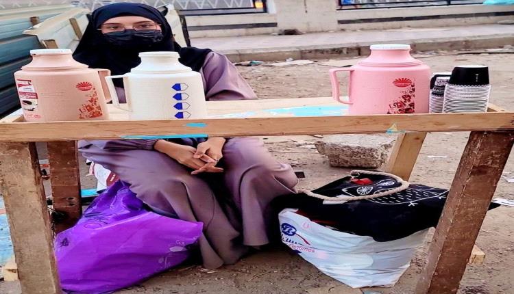 فتاة عدنية تكافح قسوة الحياة ببيع الشاي في المعلا