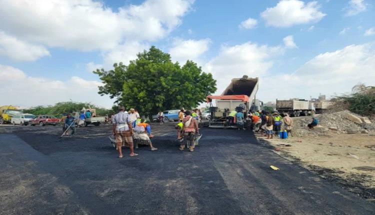 أبين تطلق سفلتة طريق الحصن باستخدام أول خلاطة أسفلت صديقة للبيئة