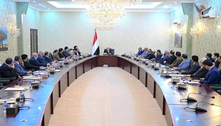 العليمي يوجه الحكومة نحو الإصلاح الاقتصادي والأمني ويطالب بتمثيل المرأة في مواقع القرار