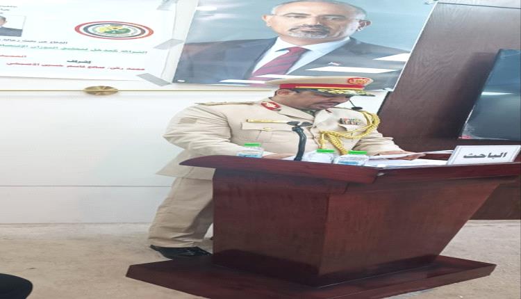 د. هزم يهنئ العميد سامي السعيدي بتخرّجه من كلية الدفاع الوطني