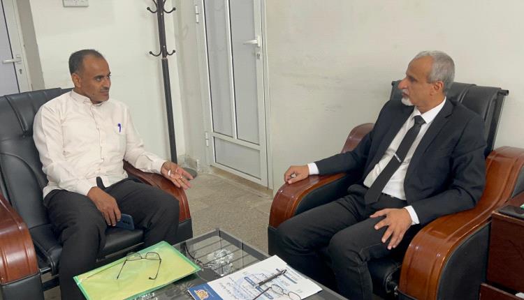 الوكيل الشبحي يلتقي مدير مستشفى تريم العام ويناقش معه احتياجات المستشفى