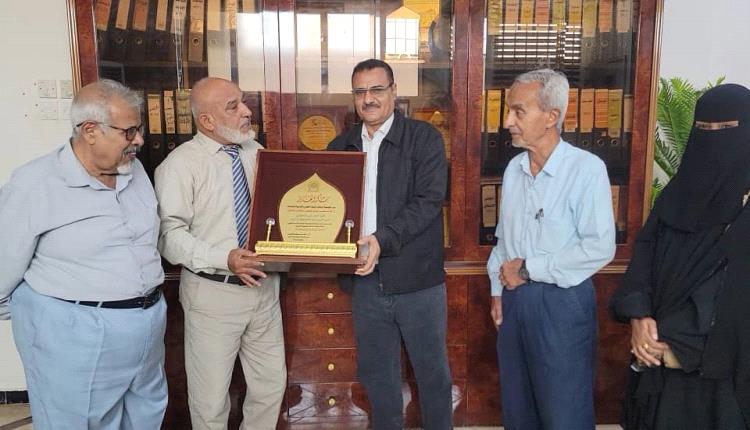 مدير عام المنصورة يتسلم درعاً تكريمياً من الجمعية الوطنية للبحث العلمي والتنمية المستدامة