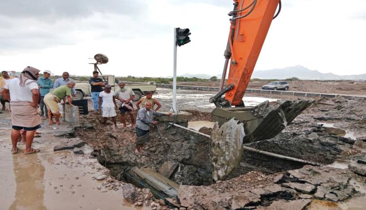 فرق صيانة مؤسسة مياه عدن تباشر إصلاح كسر في خط ضخ رئيسي بجولة كالتكس