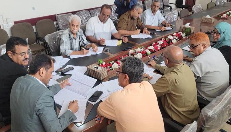 وكيل عدن "الزامكي" يناقش مستوى تنفيذ مشاريع البرنامج الإستثماري بمديرية المنصورة