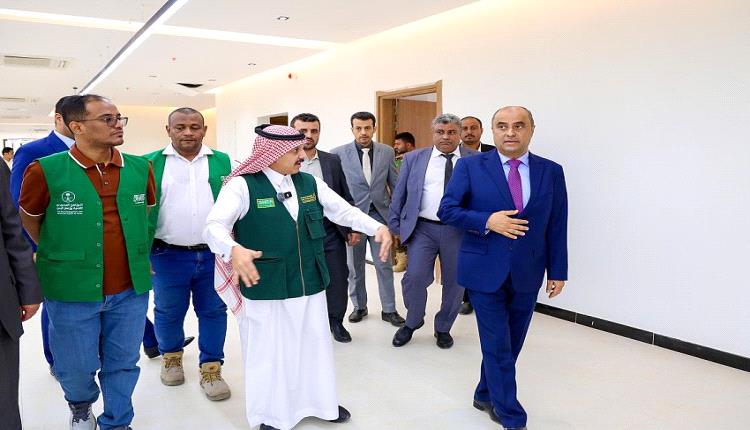 رئيس الوزراء يطلع على الترتيبات النهائية لافتتاح مشروع مبنى رئاسة الوزراء بعدن