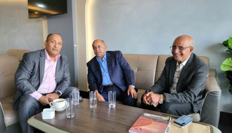 محافظ حضرموت ونائب وزير الصناعة يبحثان تعزيز الأداء الرقابي وتفعيل المناطق الصناعية