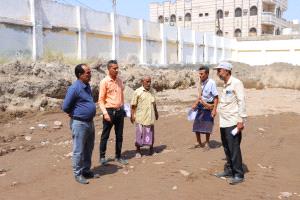 مدير عام مديرية خورمكسر يتفقد أعمال بناء فصول إضافية  في ثانوية عبدالباري للبنات