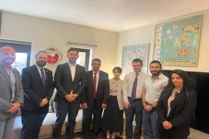 رئيس الشبكة اليمنية للحقوق والحريات يطلع ممثلي السفارات على تصاعد الانتهاكات بحق المدنيين