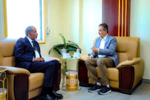 الفريق الركن الصبيحي يناقش مع وزير الدولة محافظ عدن جهود تحسين الخدمات في العاصمة المؤقتة