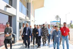 وزير النقل يتفقد سير العمل بمطار عدن الدولي ويعقد اجتماعاً موسعاً لقياداته الادارية والفنية والأمنية