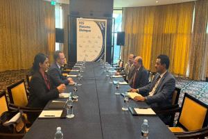 الزنداني يبحث مع السفير الكندي تعزيز العلاقات الثنائية ودعم الجهود الإنسانية في اليمن