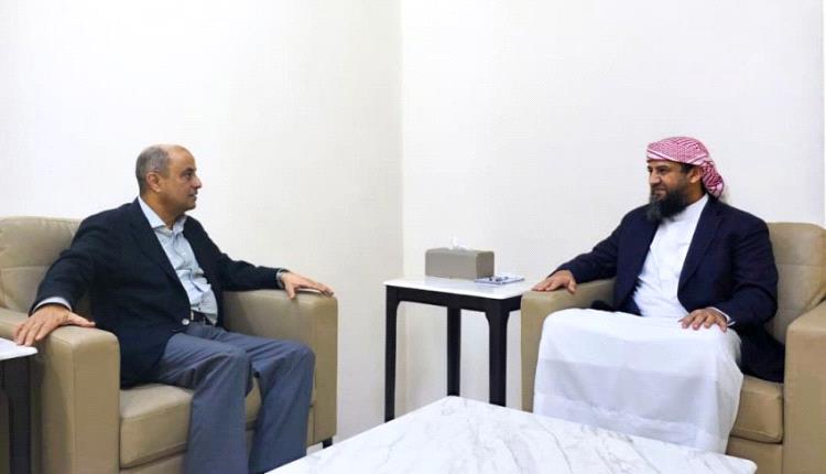 المحرّمي يلتقي رئيس الوزراء ويؤكد دعم مجلس القيادة للإصلاحات الاقتصادية والخدمية
