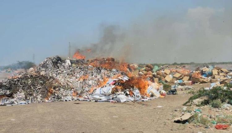 ضبطتها "خفر السواحل".. إتلاف 80 طنًا من السجائر والمعسلات المهربة في المخا