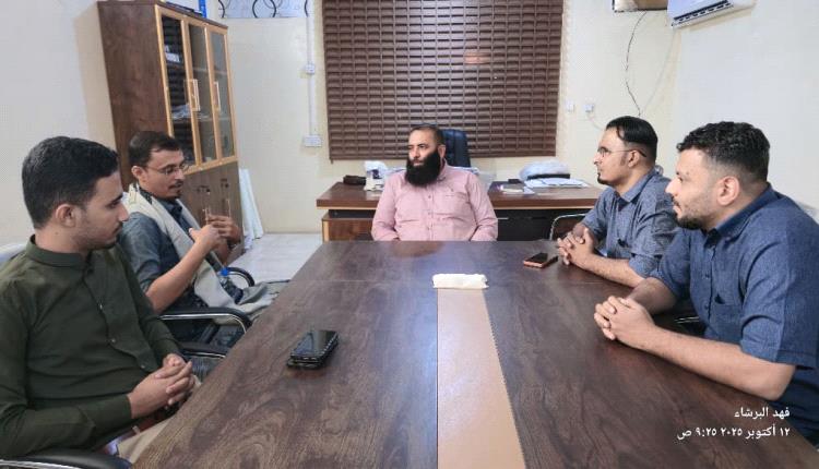 مدير أراضي أبين يستقبل فريق المبادرة الشبابية لترميم الطريق الدولي ويشيد بجهودهم في خدمة المحافظة
