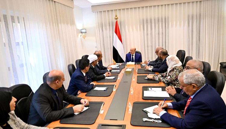 رئيس مجلس القيادة يشيد بدور الفريق القانوني في مساندة المجلس وتعزيز نهج الشراكة الوطنية