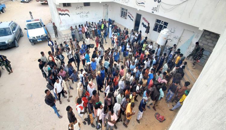 شرطة المهرة تضبط شبكات تهريب وتُرحّل أكثر من 400 مهاجر غير شرعي في شحن