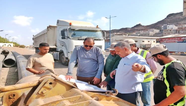 مدير مؤسسة مياه عدن يتفقد سير العمل في مشروع إعادة تأهيل خط ضخ المياه بالخط البحري
