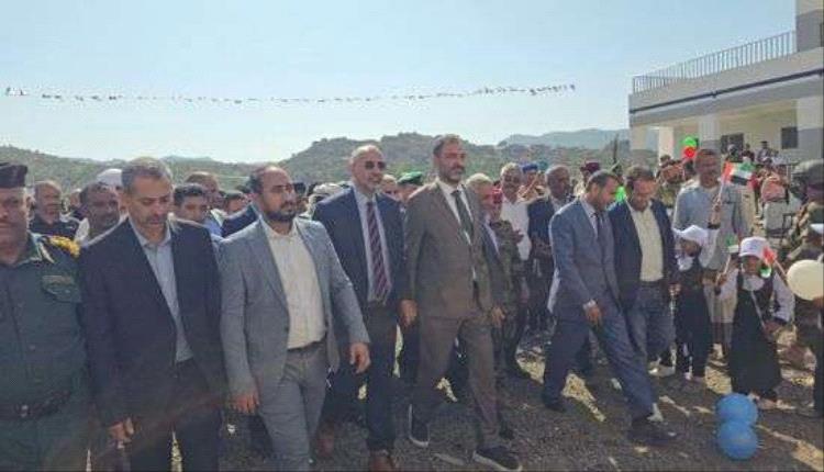الزُبيدي يفتتح مدرسة الشيخ محمد بن زايد النموذجية في الأزارق بالضالع