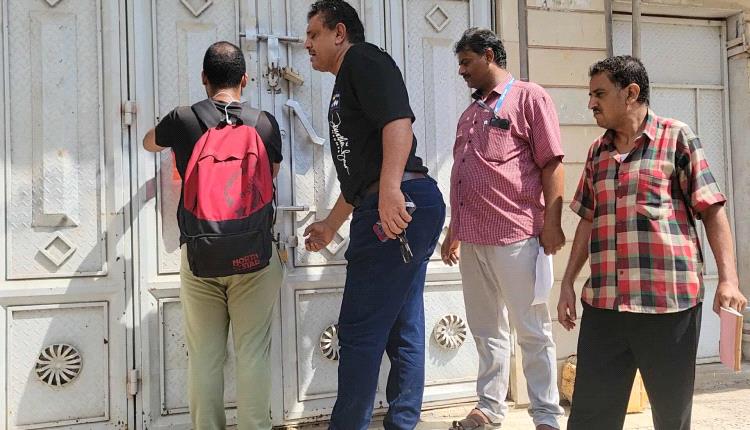 مكتب الصناعة بالمنصورة يغلق كافتيريا مخالفة لعدم التزامها بالتخفيض السعري