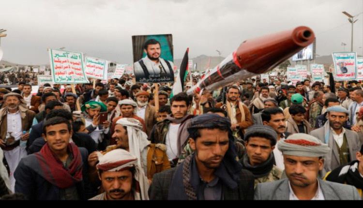 رويترز: الحوثيون يفرضون الضرائب ويحتجزون موظفي الإغاثة ويجنّدون الأطفال باسم "المقاومة"