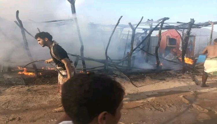 حريق يلتهم خمسة مساكن للنازحين بالكامل في أبين
