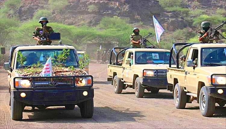 الحوثيون يحشدون قواتهم ويحاصرون قيادياً منشقاً وسط توتر متصاعد في تعز