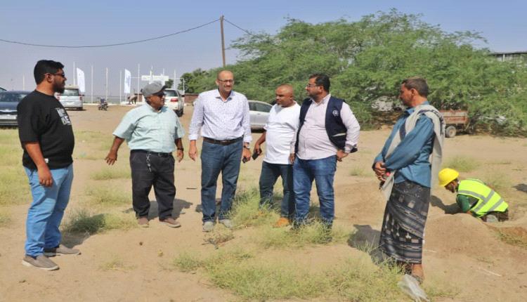 باخبيرة والكلدي من الهجرة الدولية يتفقدان موقع مشروع محطة طاقة شمسية في حقل بئر أحمد