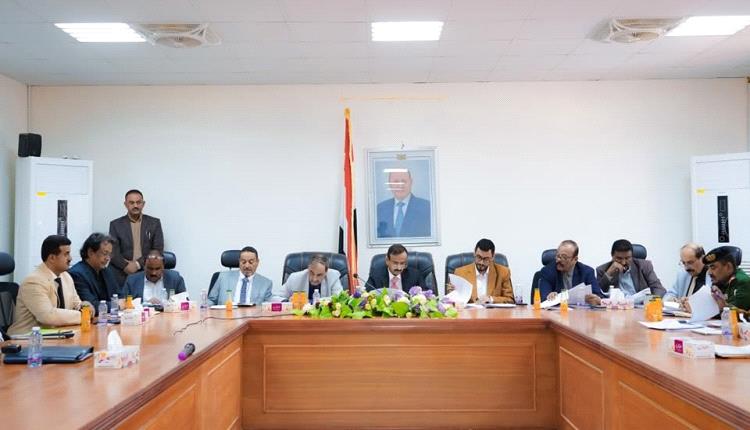 المكتب التنفيذي بشبوة يثمن الإنجازات ويستعرض المشاريع والخدمات برئاسة المحافظ بن الوزير