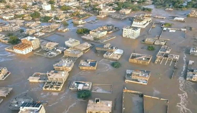 قيادة ومنتسبو قوات الواجب السعودية 802 بعدن تقدّم أكثر من 42 مليون ريال لمتضرري السيول في عدن