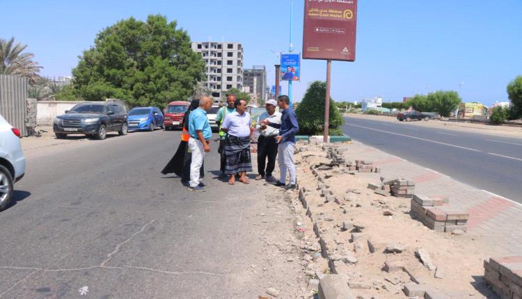 مدير عام خورمكسر يتفقد العمل في مشروع إعادة تأهيل جانب من بردورات الجزيرة الوسطية بساحل أبين