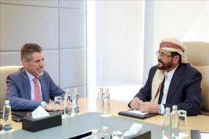 العرادة يبحث مع السفير الأمريكي مستجدات الأوضاع وسبل دعم الإصلاحات الاقتصادية في اليمن