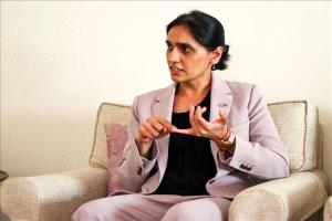 السفيرة البريطانية: ممارسات الحوثيين تدفع اليمن نحو انهيار إنساني شامل