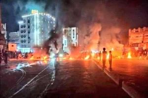 احتجاجات وقطع للطرقات بعدن بسبب انقطاع التيار الكهربائي