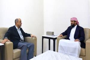 المحرّمي يلتقي رئيس الوزراء ويؤكد دعم مجلس القيادة للإصلاحات الاقتصادية والخدمية