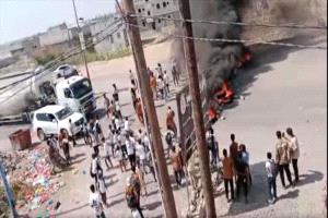 احتجاجات وقطع طريق رئيسي بسبب انقطاع الكهرباء بأبين