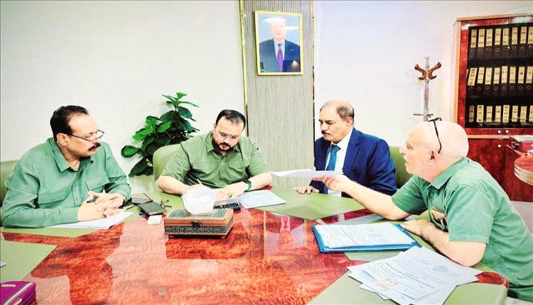 وزير الأشغال العامة والطرق يناقش مع محافظ الضالع تطوير مشاريع الطرق الحيوية بالمحافظة