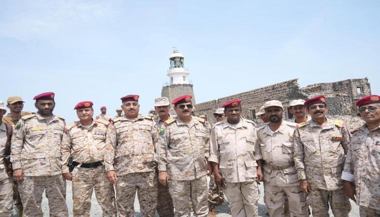 وزير الدفاع يتفقد جزيرة ميون وباب المندب