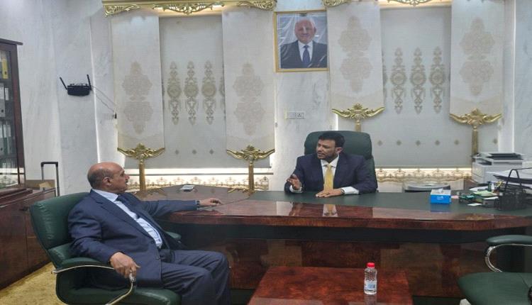 عبدالله العليمي يؤكد دعم مجلس القيادة الرئاسي للبنك المركزي اليمني