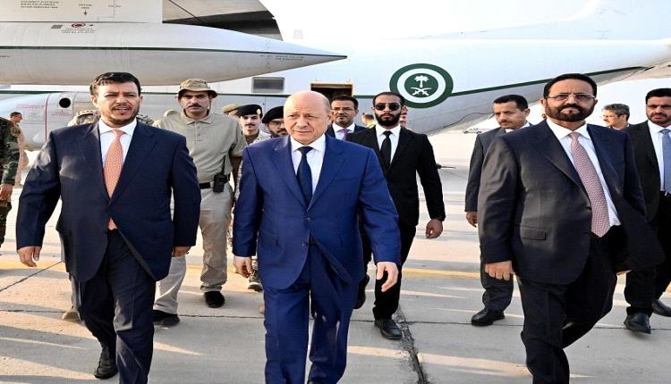 رئيس مجلس القيادة يغادر عدن للمشاركة في قمة الدوحة